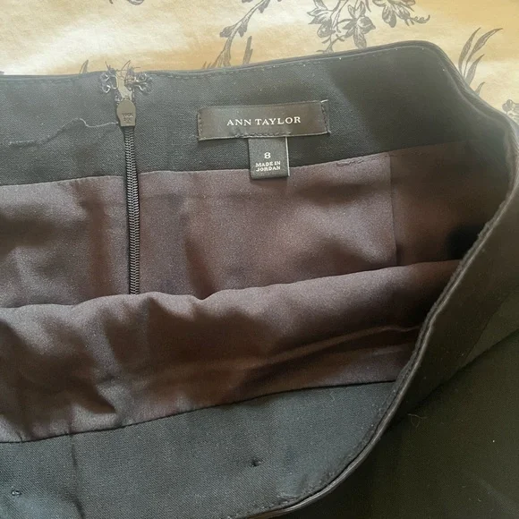 Ann Taylor Black Pencil Skirt Bow in the front with Back Zip Size 8 - Picture 4 of 4